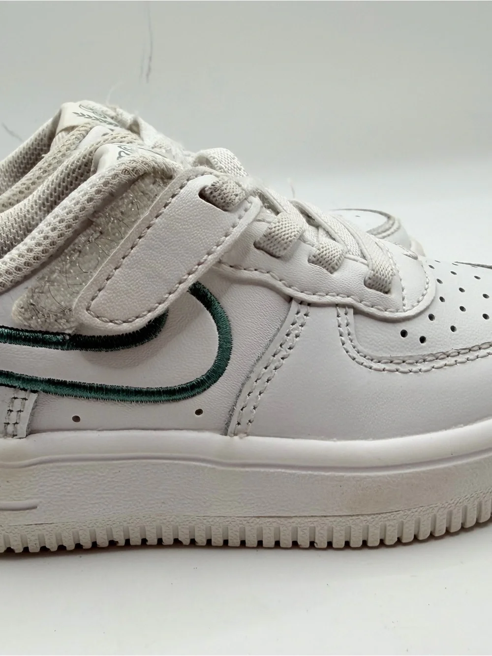 Nike White Kids Sneakers with Dark Green Swoosh
